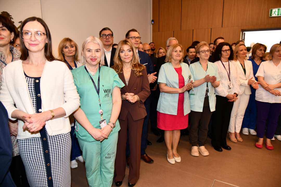 Goście i pracownicy WIM stojący na auli.