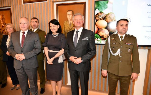 Magdalena Głowa i Stanisław Wziątek wśród gości i pracowników WIM.