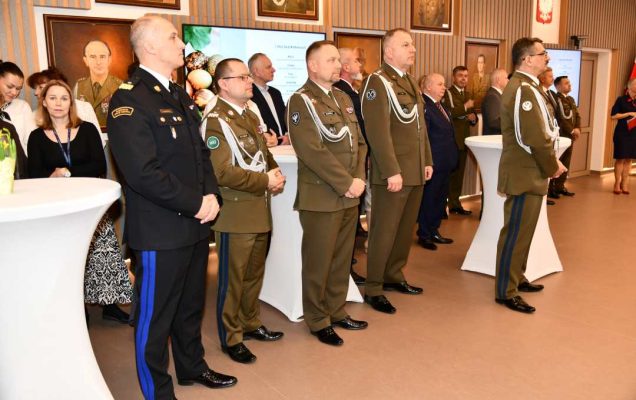 Goście i pracownicy WIM stojący na auli.