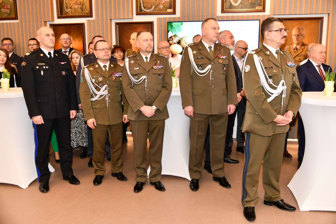 Goście i pracownicy WIM stojący na auli.