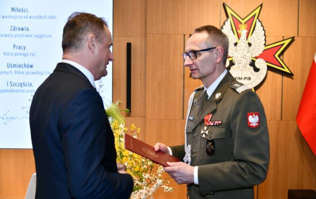 Składanie życzeń. Dyrektor WIM i pracownik WIM.