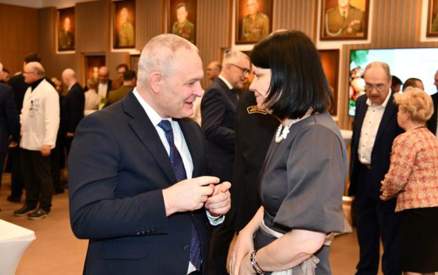 Magdalena Głowa składa życzenia uczestnikowi spotkania.