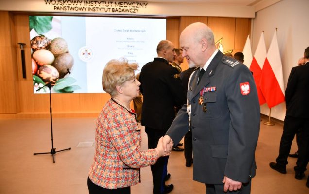 Skłądanie życzeń. Marek Rękas i emerytowana pracowniczka WIM.