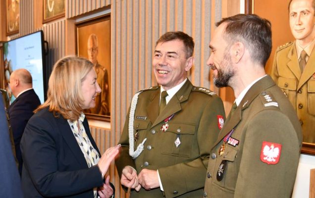 Składanie życzeń. Pracownicy WIM.