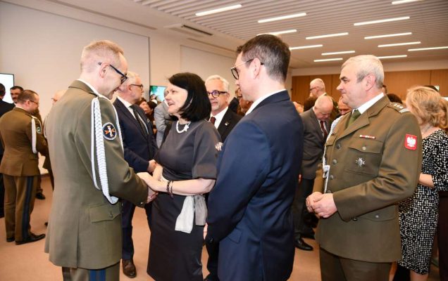 Składanie życzeń. Dyrektor WIM i Magdalena Głowa.