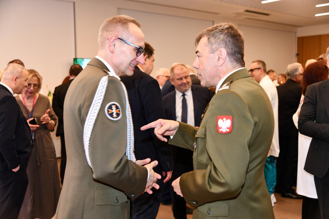 Składanie życzeń. Dyrektor WIM i Konrad Kłos.