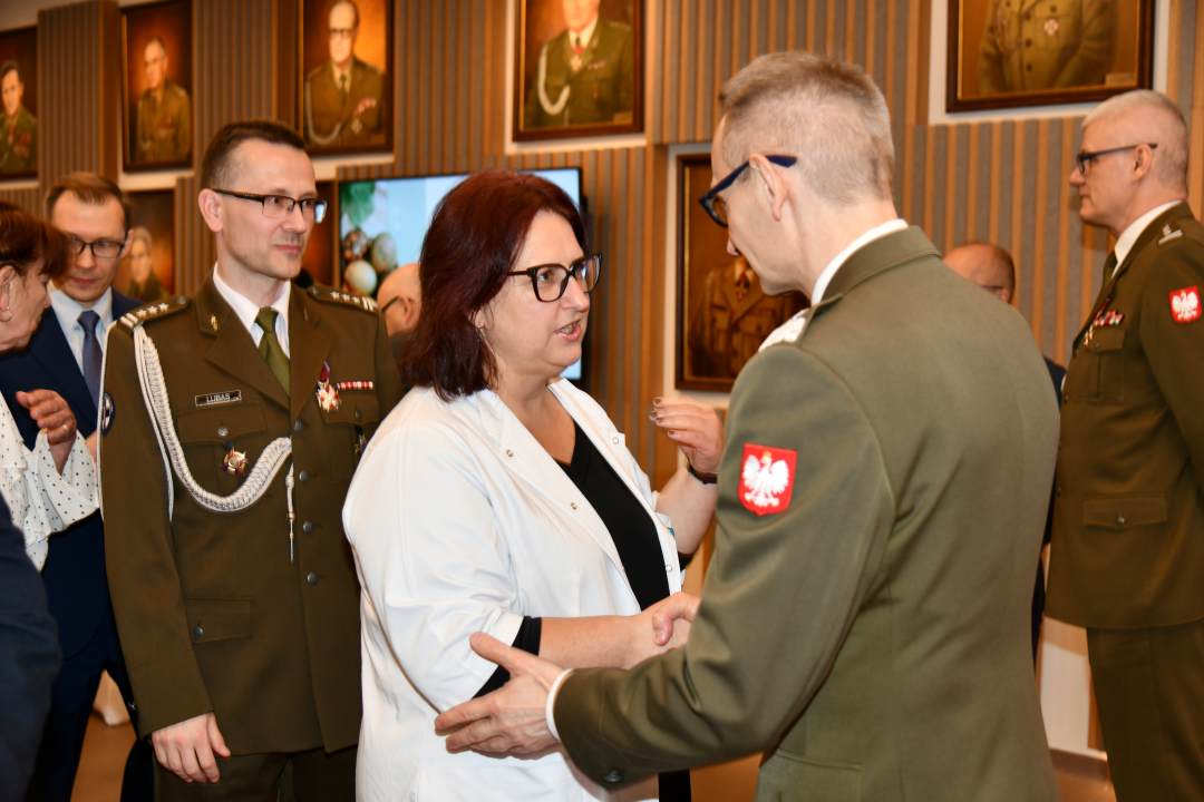 Składanie życzeń. Dyrektor WIM i Pracowniczka WIM.