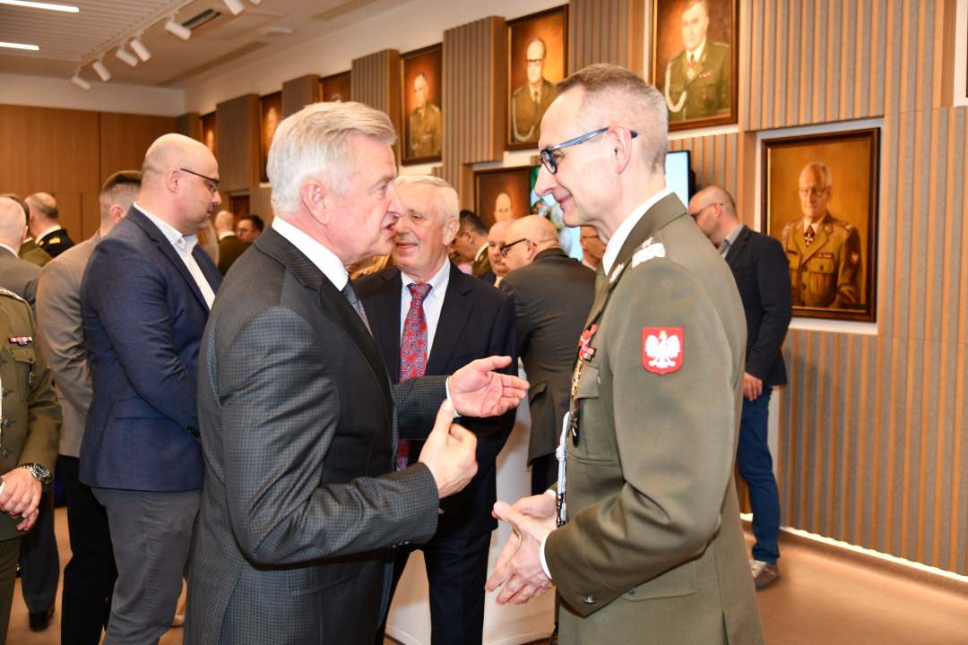 Składanie życzeń. Dyrektor WIM i Stanisław Wziątek.