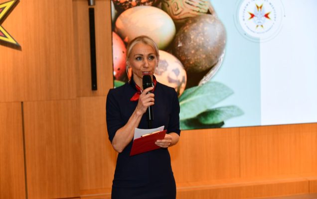 Małgorzata Złotkowska, kierownik Biura Dyrektora, Główny specjalista ds. komunikacji wewnętrznej prowadzi uroczystość wielkanocną w Wojskowym Instytucie Medycznym.