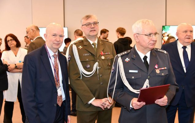 Składanie życzeń. Pracownicy WIM.