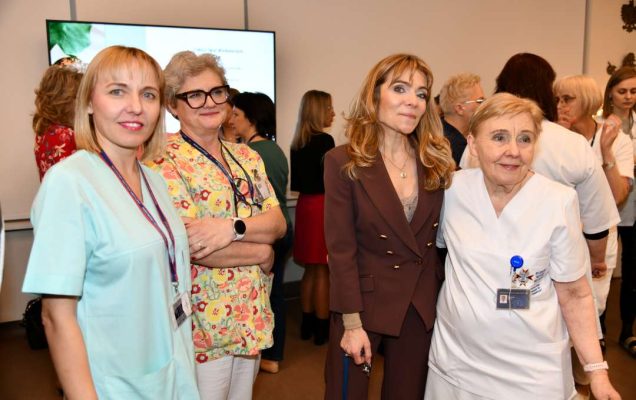 Goście i pracownicy WIM stojący na auli.