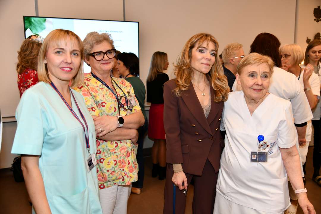 Goście i pracownicy WIM stojący na auli.