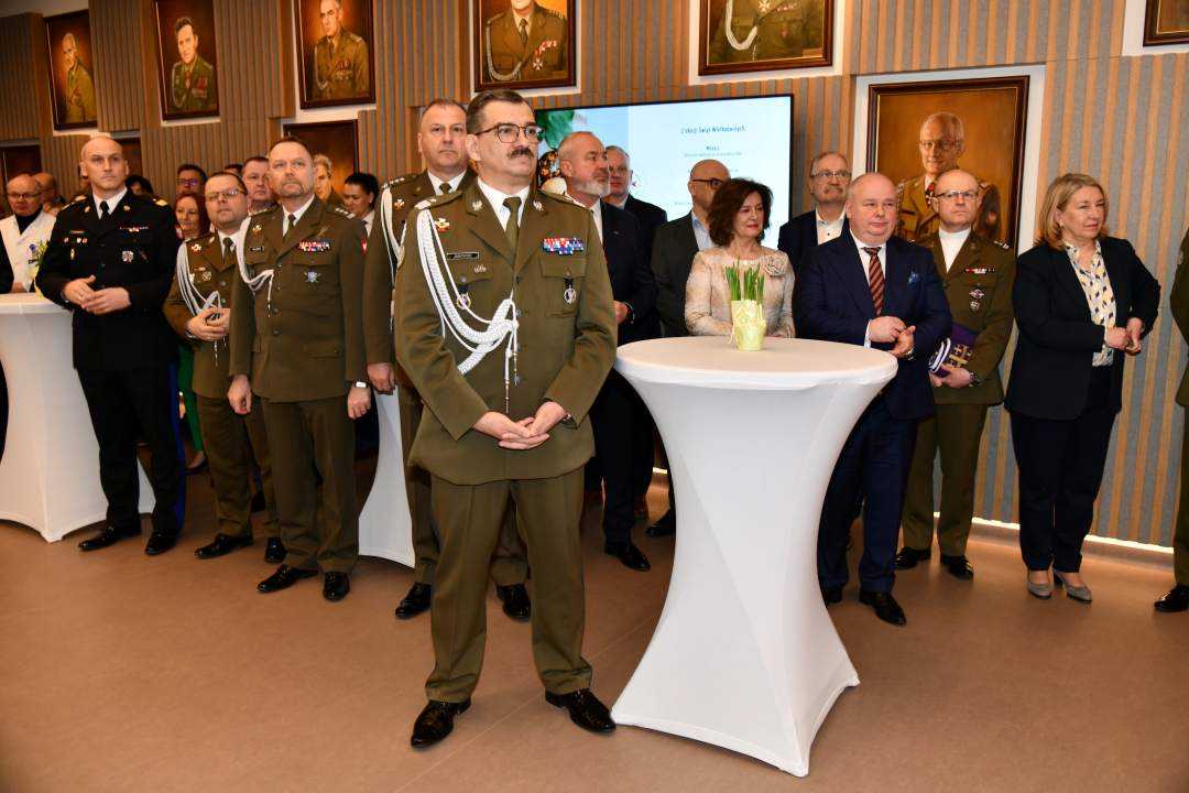 Goście i pracownicy WIM stojący na auli.