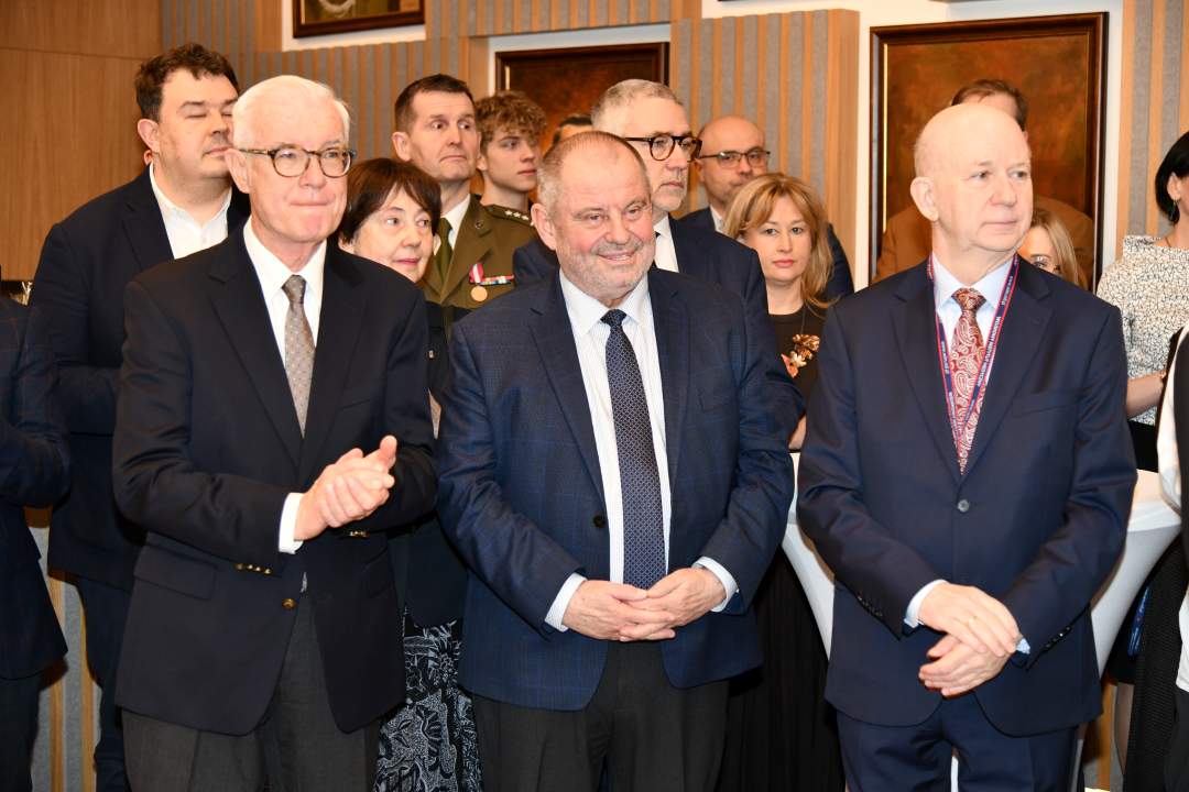 Alojzy Nowak, profesor Kalicki oraz goście i pracownicy WIM stojący na auli.