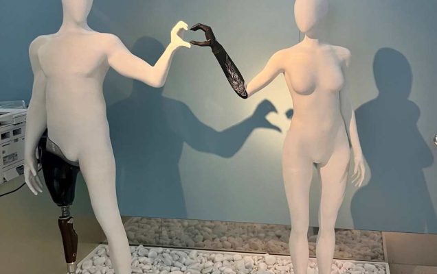 Rzeźba postaci kobiety i mężczyzny z protezami kończyn.