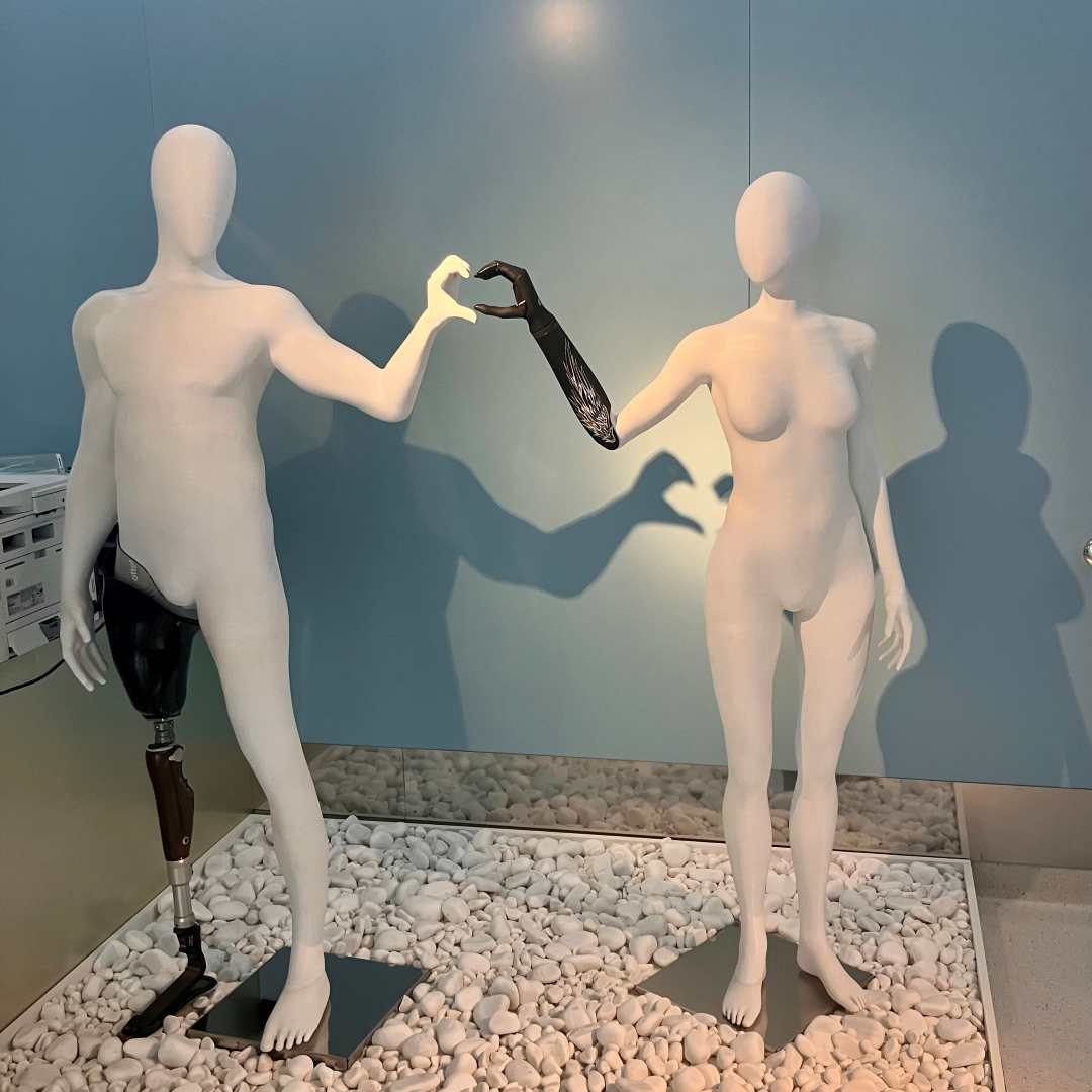 Rzeźba postaci kobiety i mężczyzny z protezami kończyn.