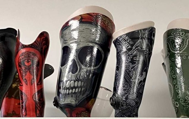 Protezy konczyn z wzorami czaszki, tatuaży i innych wzorów graficznych.