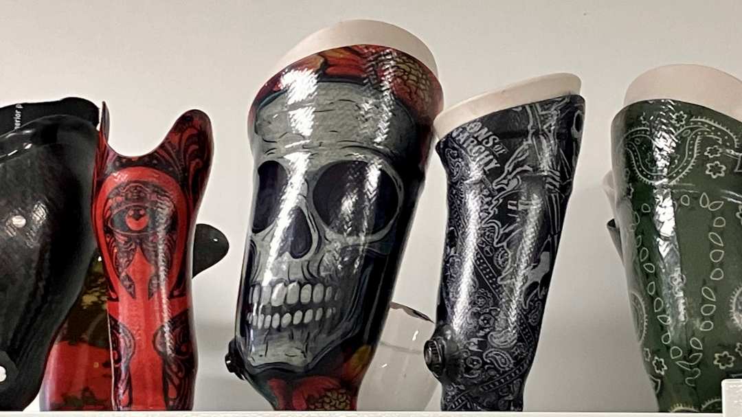Protezy konczyn z wzorami czaszki, tatuaży i innych wzorów graficznych.
