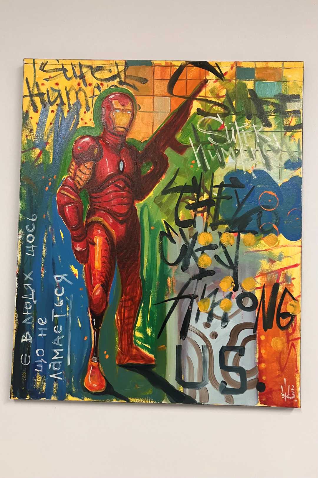 Obraz w jaskrawych kolorach przedstawiający czerwoną sylwetkę żołnierza z protezą kończyny dolnej.