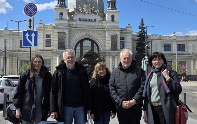Naukowcy z Kliniki Psychiatrii, za nimi zabytkowy budynek Lwowa.