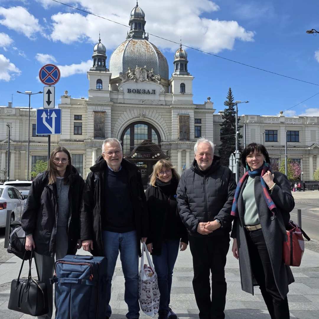 Naukowcy z Kliniki Psychiatrii, za nimi zabytkowy budynek Lwowa.
