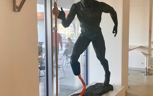 Rzeźba żołnierza z protezą konczyny dolnej.