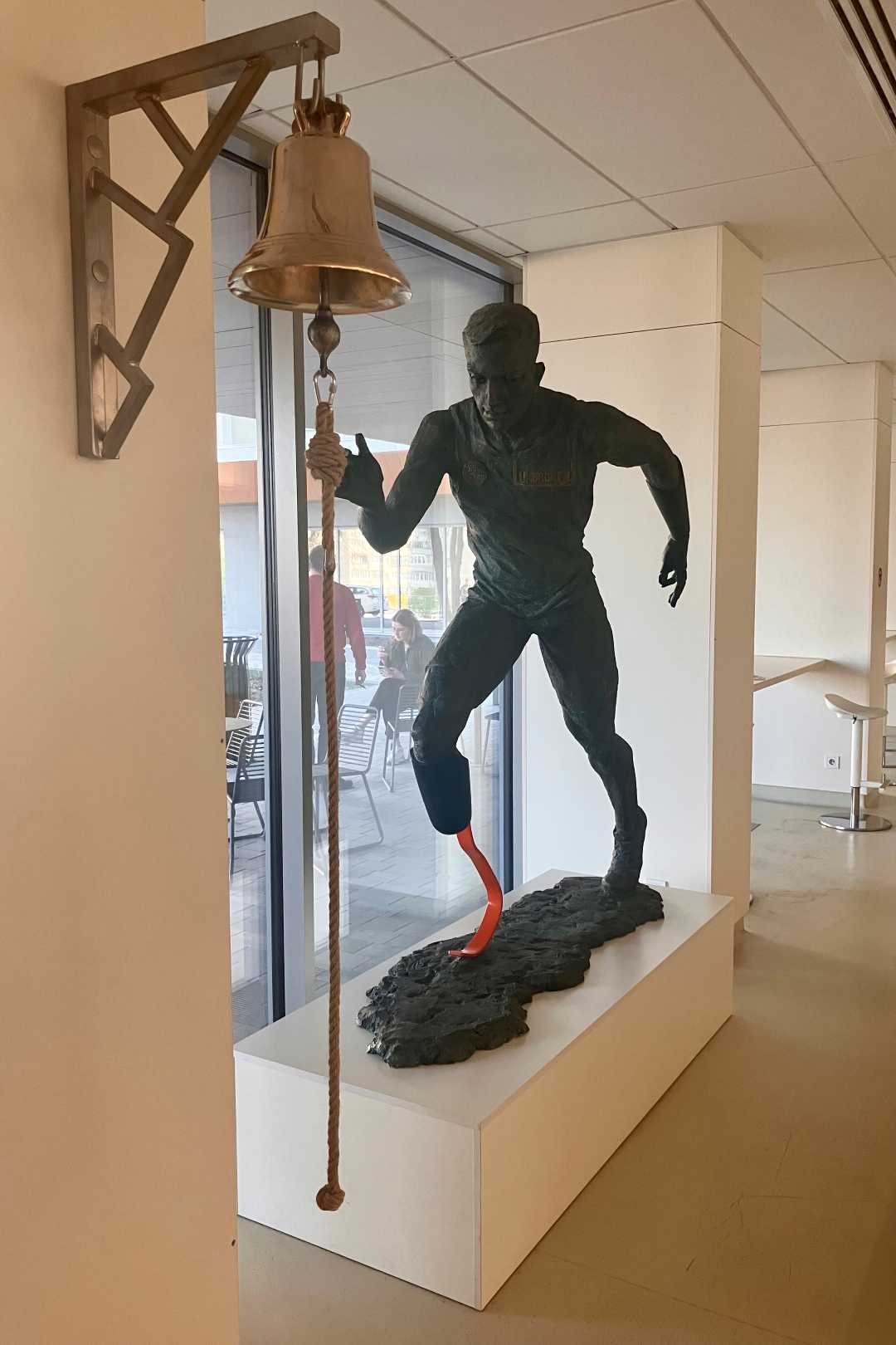 Rzeźba żołnierza z protezą konczyny dolnej.