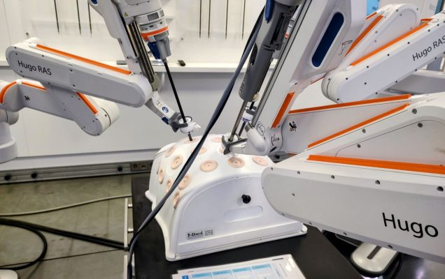 Robot medyczny na sali operacyjnej.