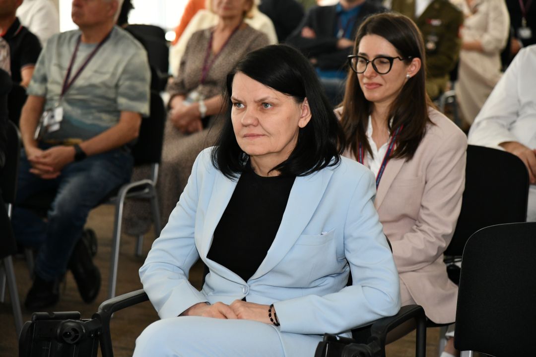 Katarzyna Kacperczyk siedzi na sali podczas uroczystości.