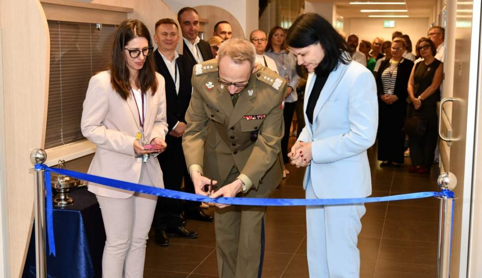 Grzegorz Gielerak i Katarzyna Kacperczyk przecinają wstęgę.