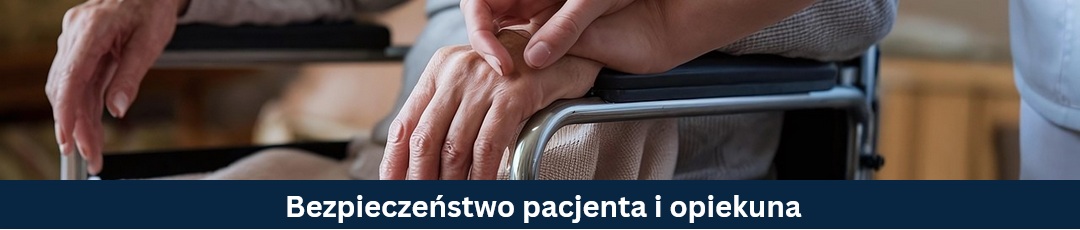 ujęcie dłoni trzymającej dłoń osoby na wózku.