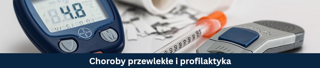 Glukometr i strzykawka insulinowa leżące na stole.