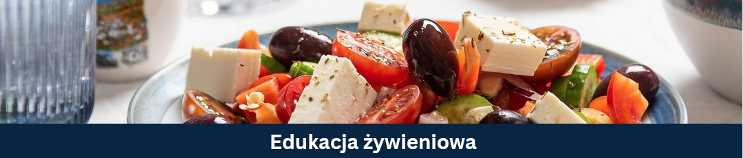 Talerz z sałatką grecką.