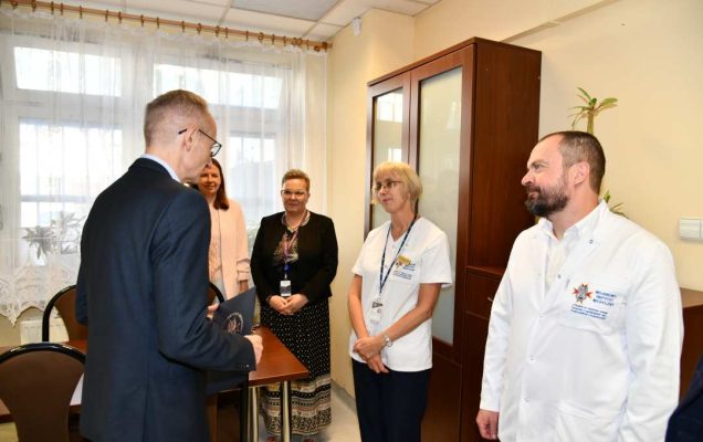Paweł Peterson i Anna Piotrowska-Wróbel w gabinecie Dyrektora WIM odbierają nominacje.