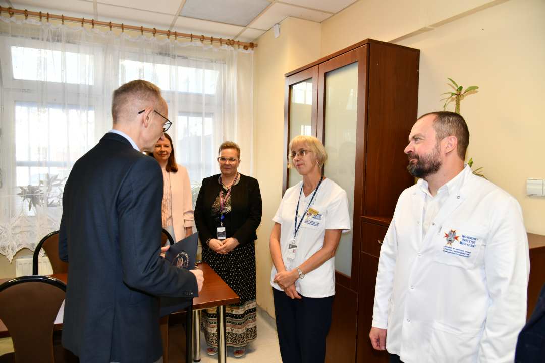 Paweł Peterson i Anna Piotrowska-Wróbel w gabinecie Dyrektora WIM odbierają nominacje.