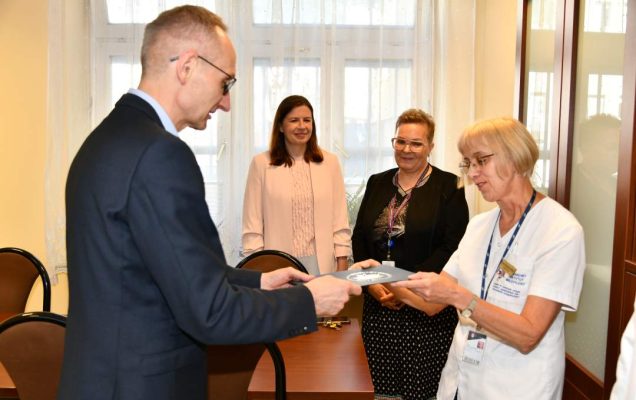 Anna Piotrowska-Wróbel odbiera dokument z nominacją od Dyrektora WIM-PIB.