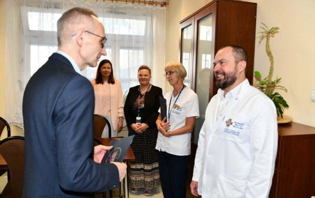 Paweł Peterson odbiera dokument z nominacją od Dyrektora WIM-PIB.