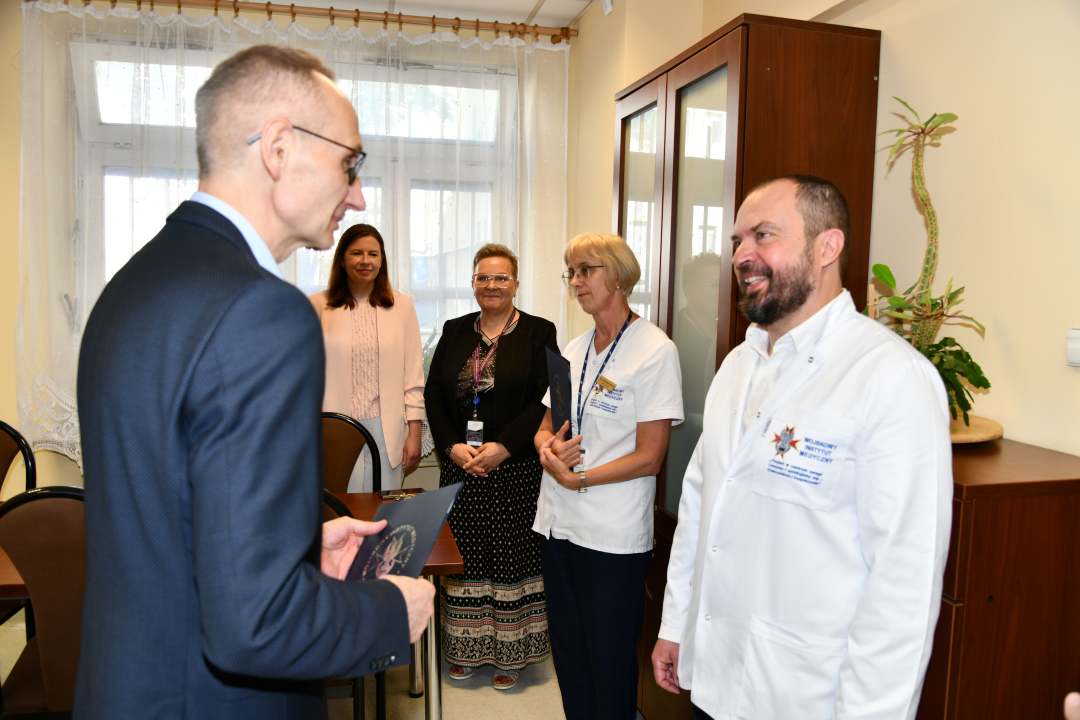 Paweł Peterson odbiera dokument z nominacją od Dyrektora WIM-PIB.