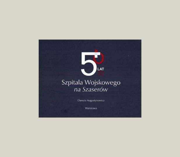 Okładka albumu. Na granatowym tle napis 50 lat Szpitala na Szaserów. Danuta Augustynowicz. Warszawa.