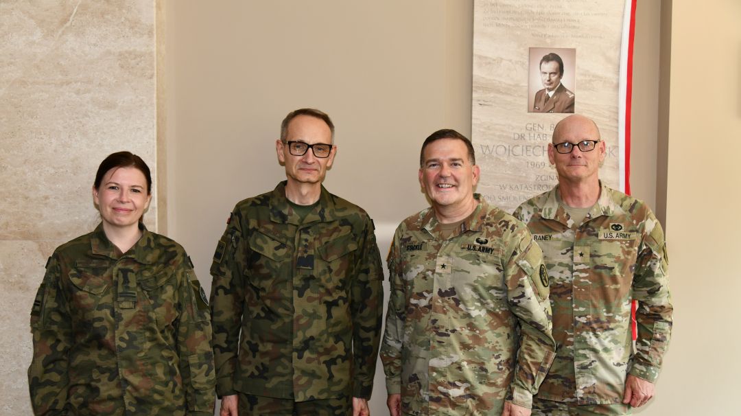 Przedstawiciele US Army razem z Grzegorzem Gielerakiem oraz Agatą Będzichowską na wspólnym zdjęciu.