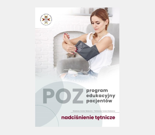 Młoda kobieta z rękawem ciśnieniomierza na przedramieniu.