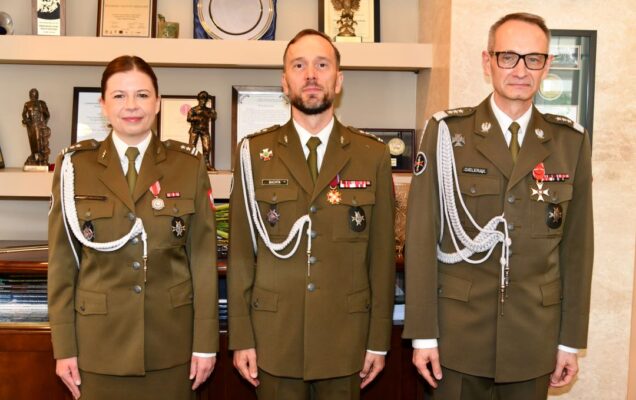 Pożegnanie z mundurem: Artur Bachta razem z dyrektorem WIM oraz komendantem szpitala WIM