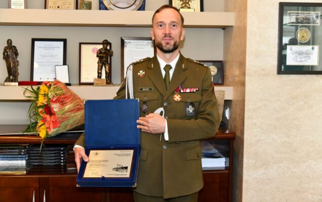 Pożegnanie z mundurem: Artur Bachta trzyma w rękach nagrodę od dyrektora WIM