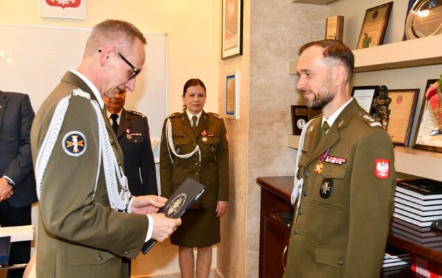 Pożegnanie z mundurem: Artur Bachta i dyrektor WIM podczas pożegnania