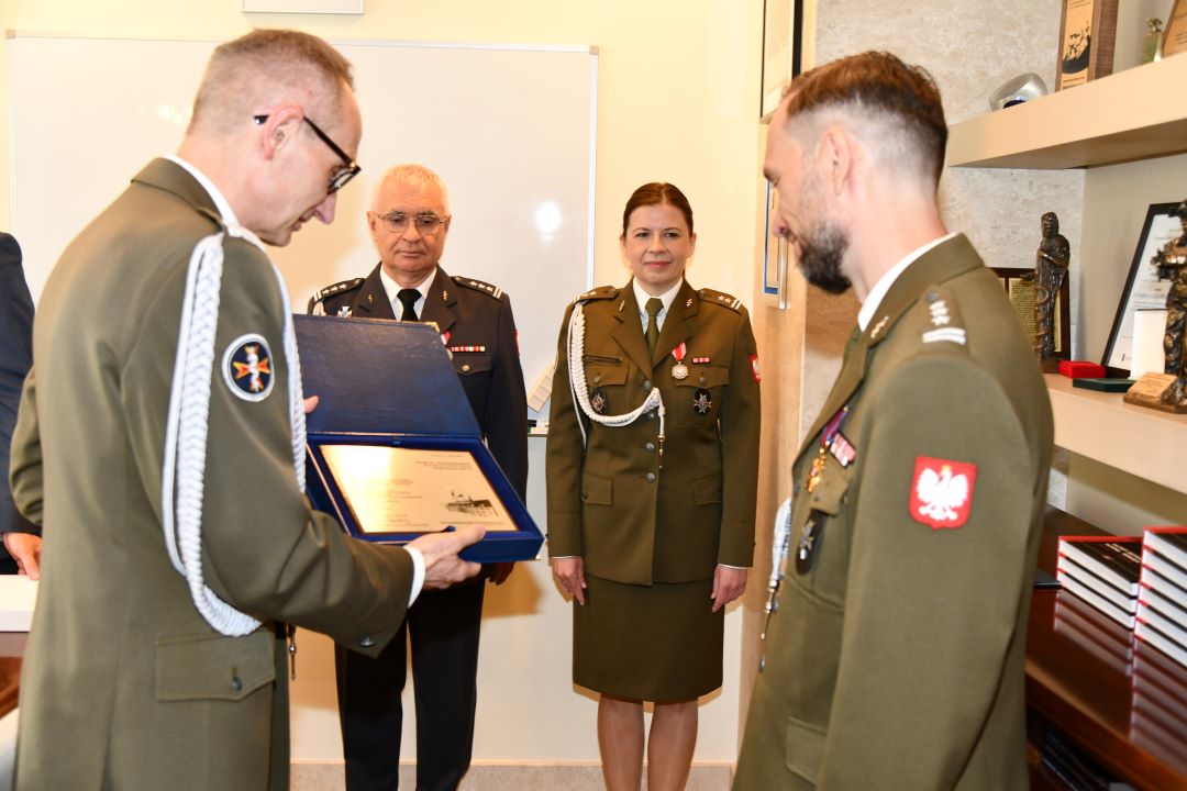 Pożegnanie z mundurem: Artur Bachta i dyrektor WIM podczas pożegnania