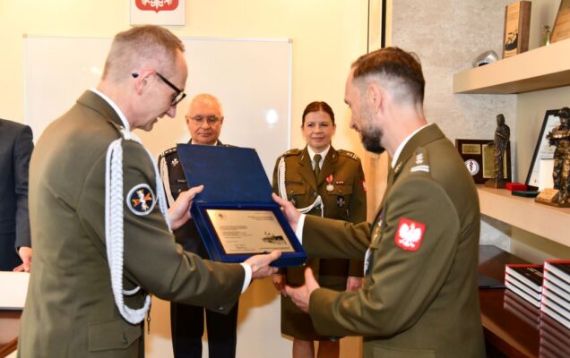 Pożegnanie z mundurem: Artur Bachta i dyrektor WIM podczas pożegnania