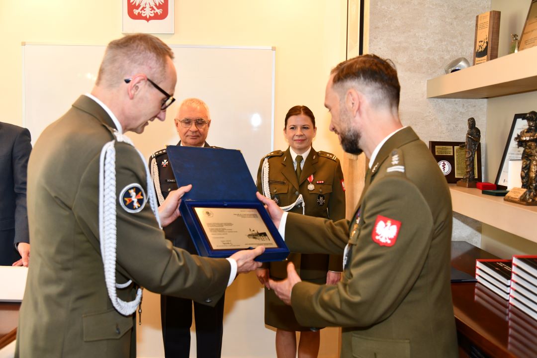 Pożegnanie z mundurem: Artur Bachta i dyrektor WIM podczas pożegnania