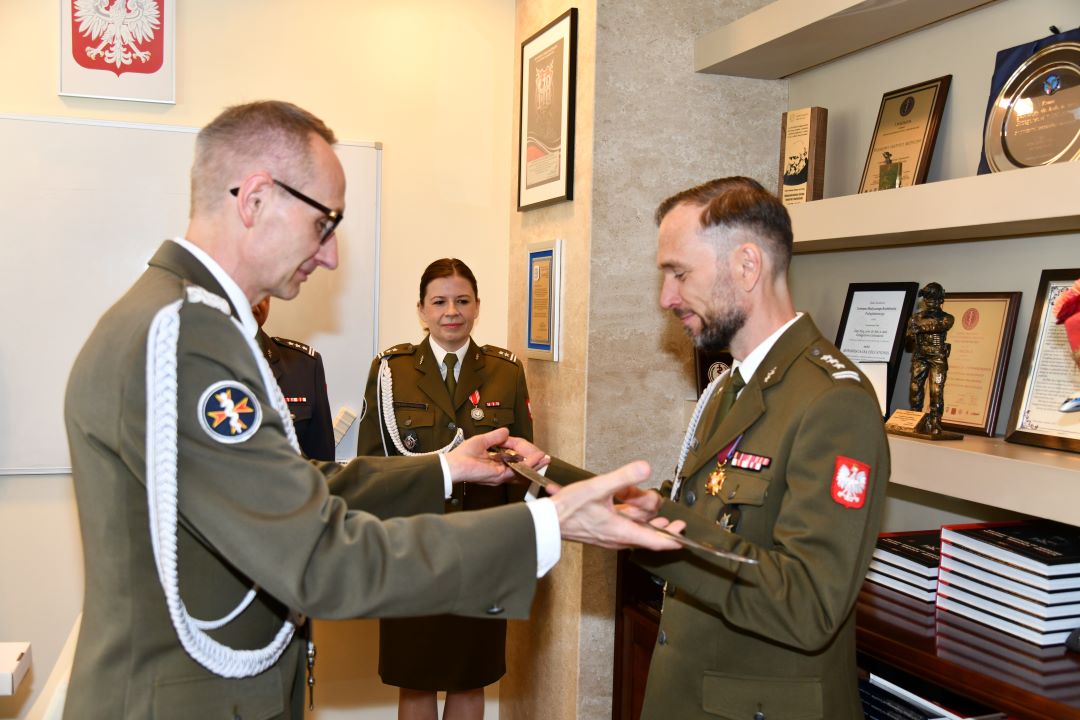 Pożegnanie z mundurem A. Bachta: Artur Bachta otrzymuje Honorową Broń Białą – „Szablę Honorową Wojska Polskiego” od dyrektora WIM.