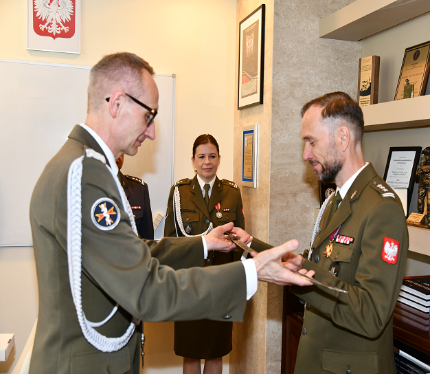 Pożegnanie z mundurem A. Bachta: Artur Bachta otrzymuje Honorową Broń Białą – „Szablę Honorową Wojska Polskiego” od dyrektora WIM.