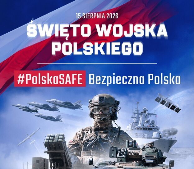 Żołnierz jadący wozem bojowym w tle na niebie flaga Polski.